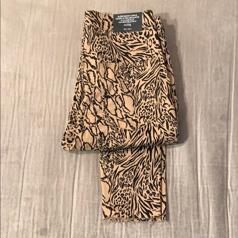 Super skinny ankle, high waste leopard jeans.